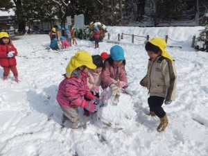 雪の玉ころがすよ！